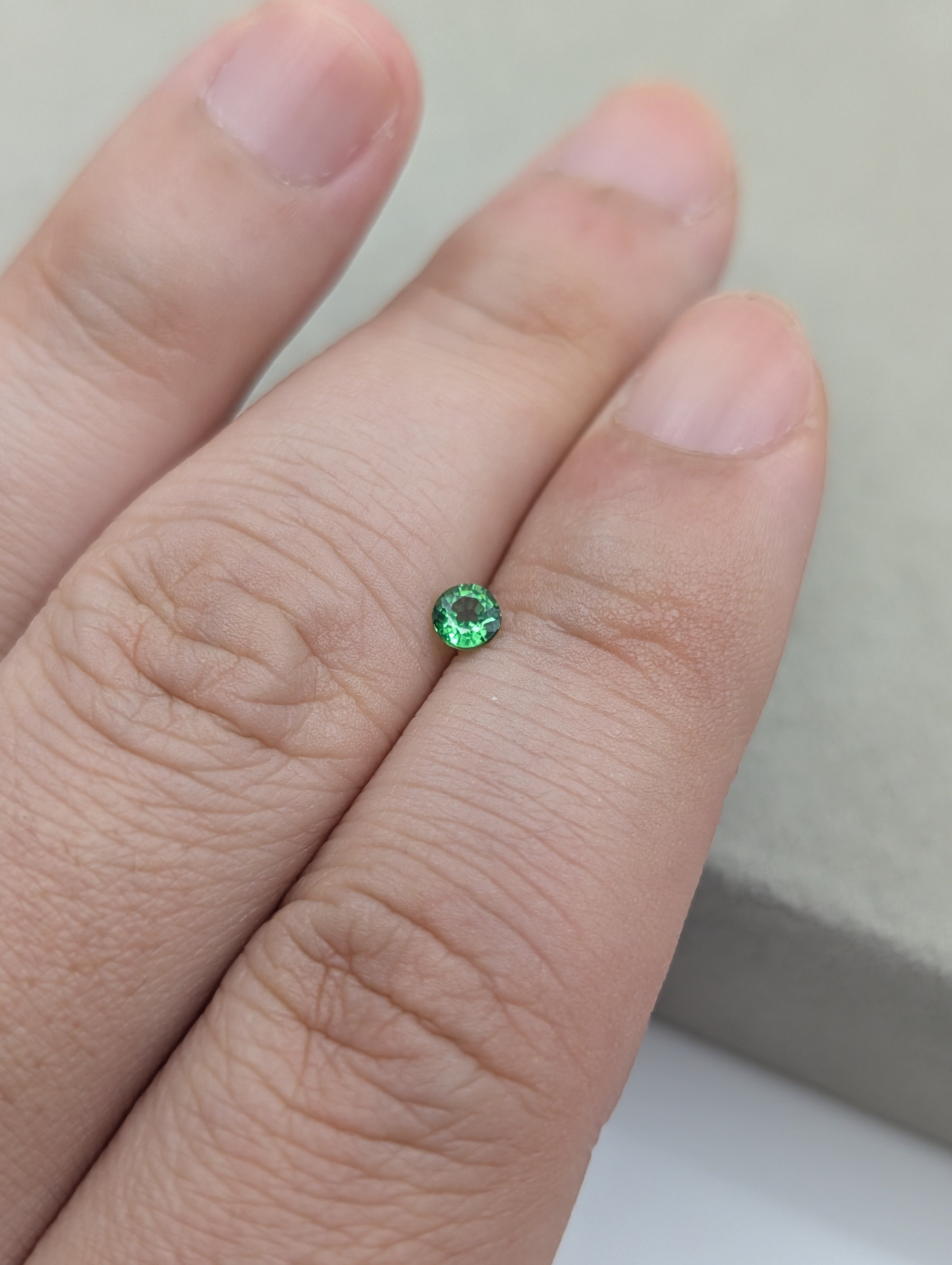 グリーンガーネット 0.23ct 3.53mm ラウンドカット ルース | 鈴木屋