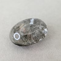 にぎにぎサイズ ガーデンクォーツ 57.48ct オーバルカボション ルース