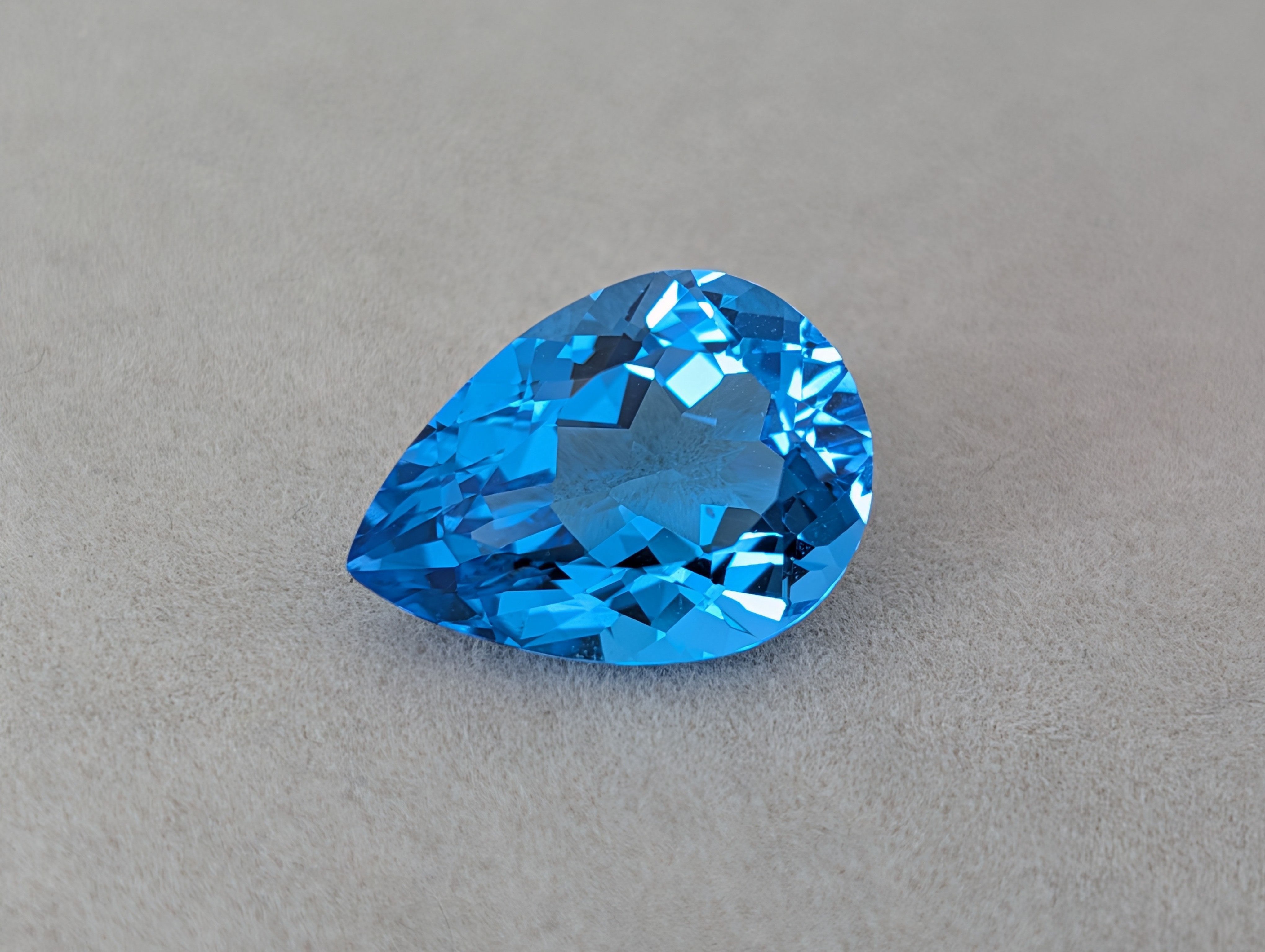 スイスブルートパーズ 12.54ct 17.69×12.78㎜ ペアシェイプ ルース