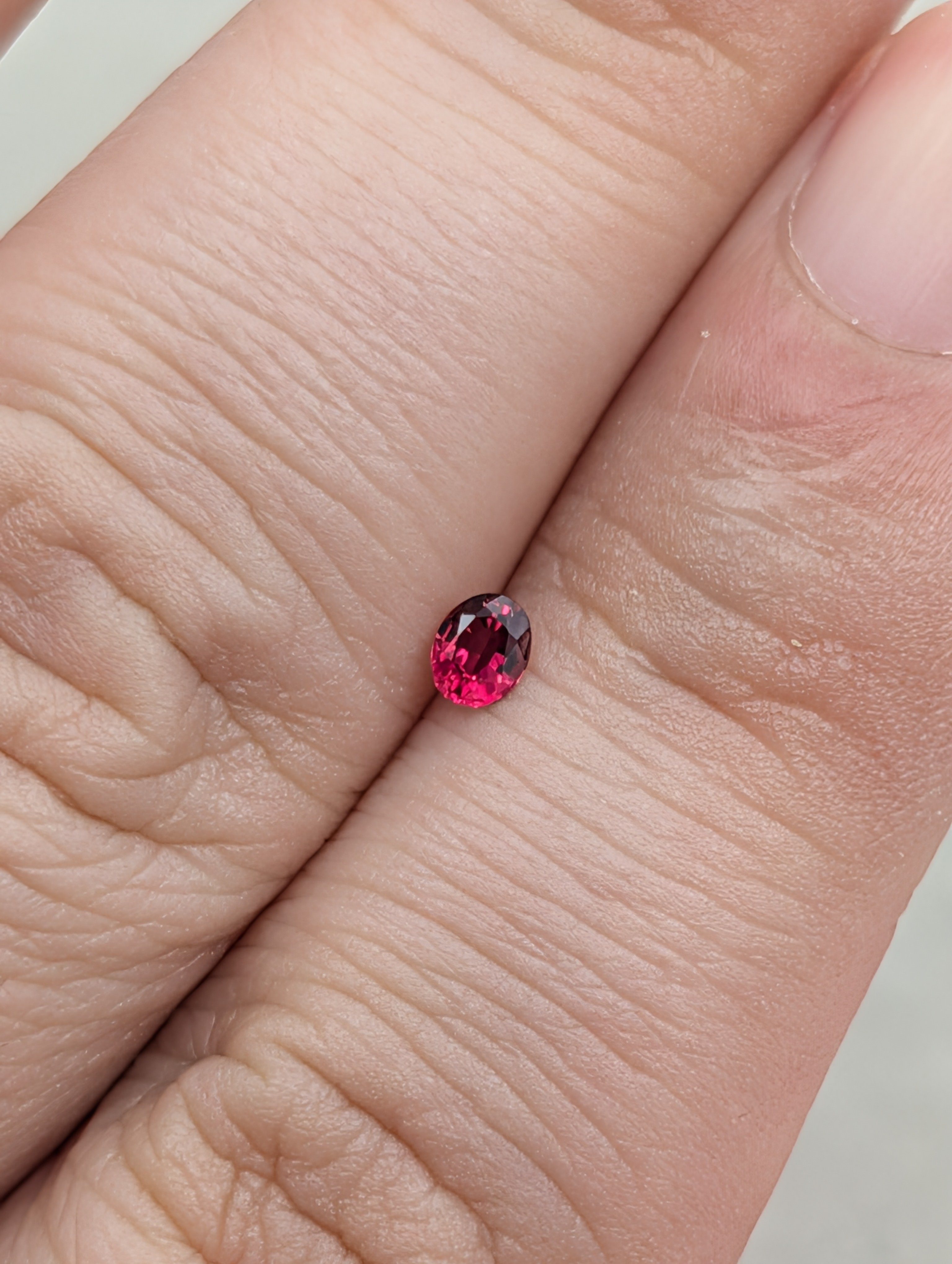 スピネル(ジェダイロット) 0.15ct 3.55×2.91mm オーバルカット ルース
