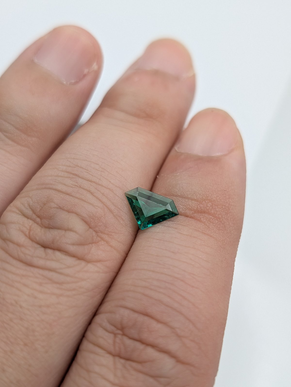 日独ソ】エメラルド 0.473ct 5.98×8.86mm ジュエルカット ルース | 鈴木