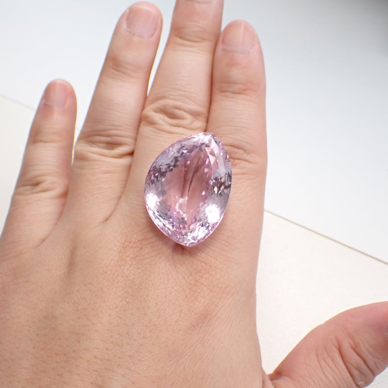 GGSJソ】特大クンツァイト 90.529ct 31.88×23.33㎜ 変形カット ルース