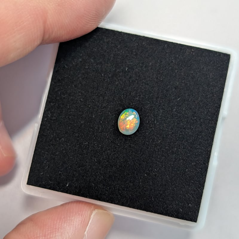 オパール オーストラリア産 0.19ct 5.36×4.37㎜ オーバルカボション