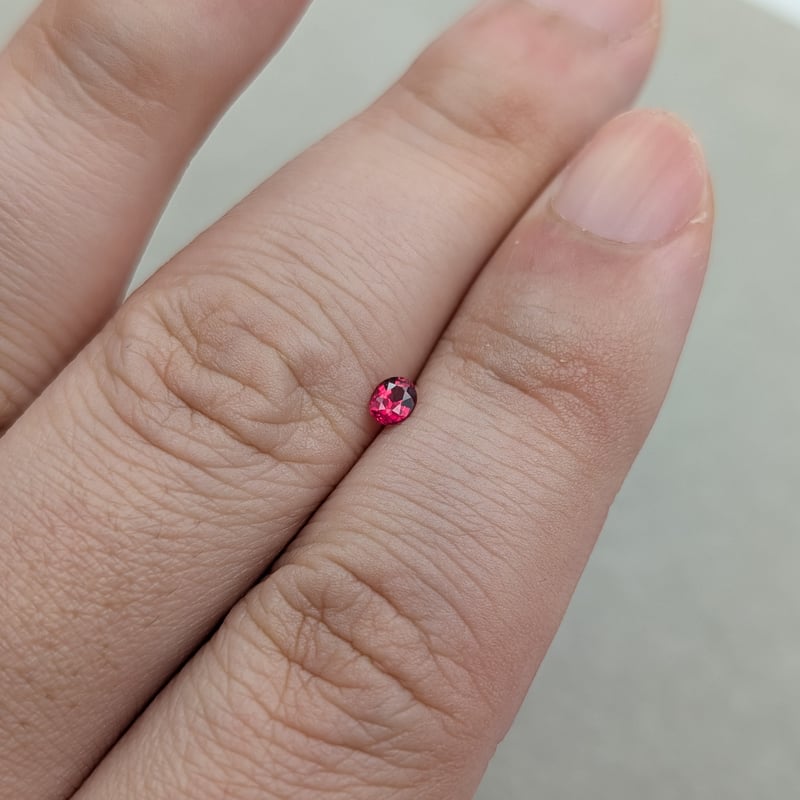スピネル(ジェダイロット) 0.18ct 3.74×2.96mm オーバルカット ルース