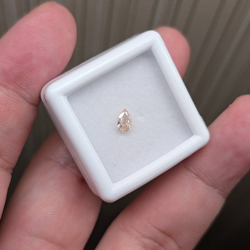 合成ピンクダイヤモンド 0.30ct ペアシェイプカット ルース 優しい