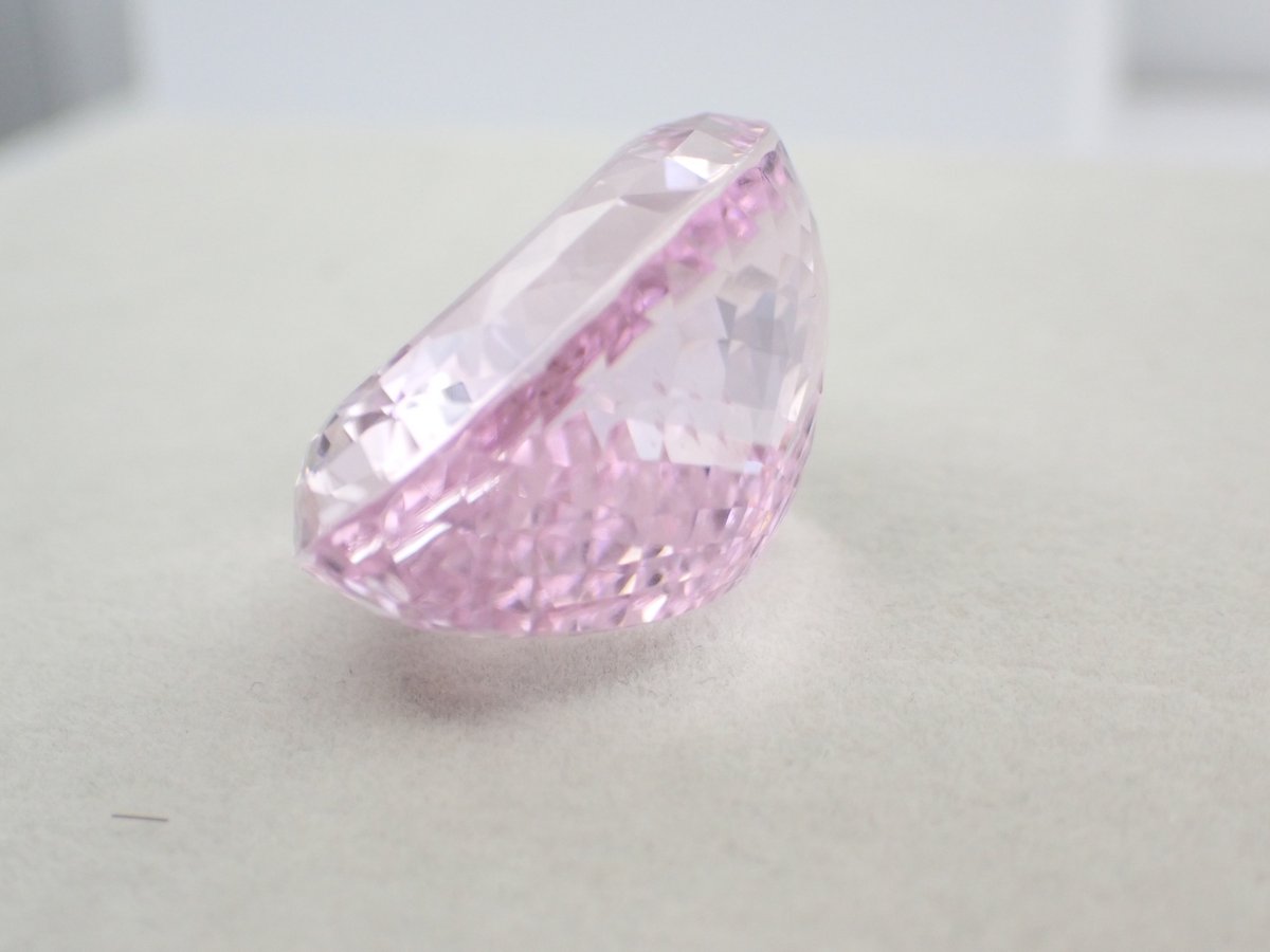 GGSJソ】特大クンツァイト 90.529ct 31.88×23.33㎜ 変形カット ルース