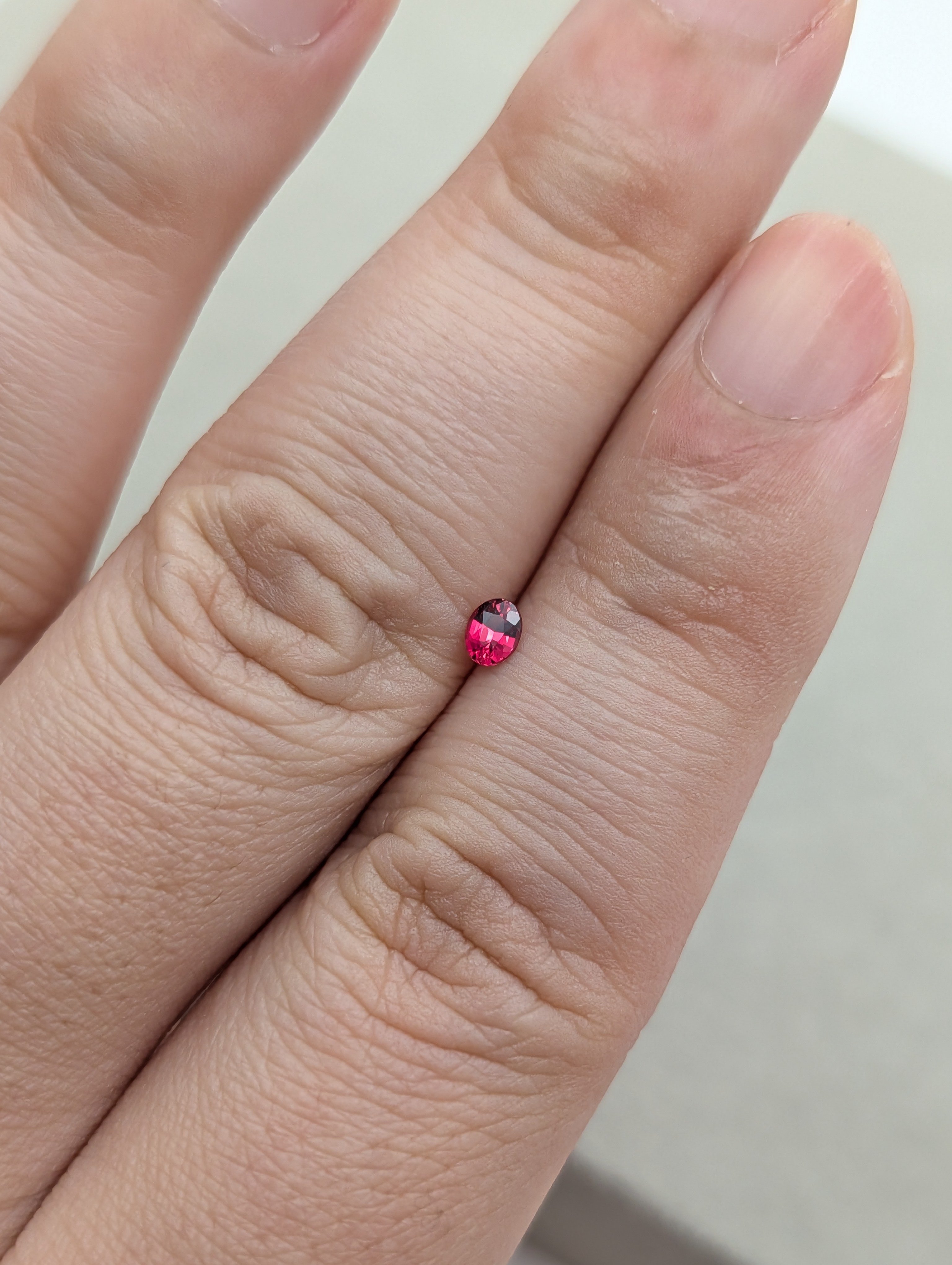 スピネル(ジェダイロット) 0.18ct 3.74×2.96mm オーバルカット ルース