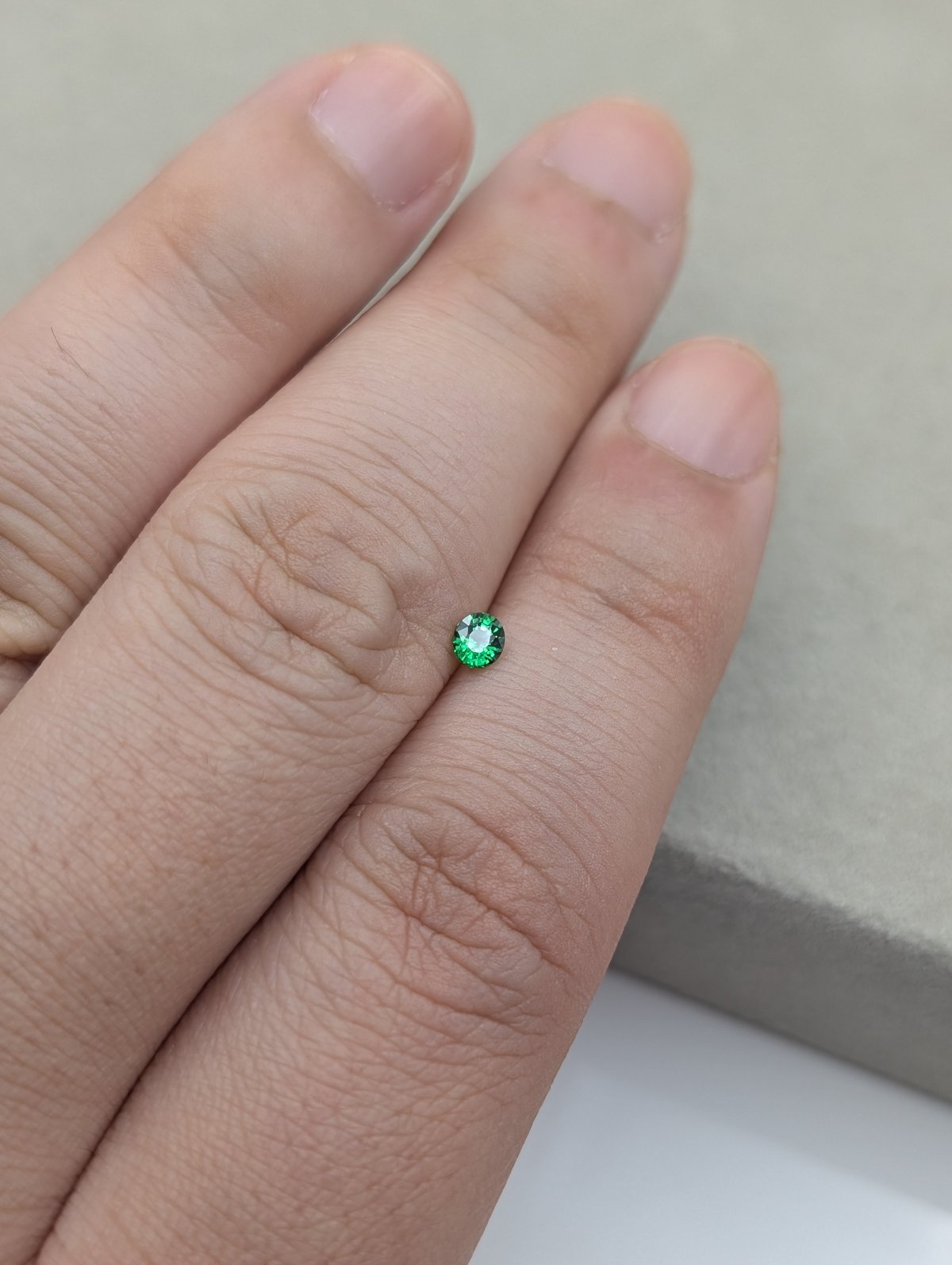 ツァボライト 0.19ct 3.44×3.15mm オーバルカット ルース | 鈴木屋byJO
