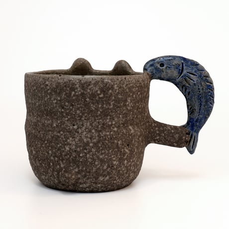 泰木窯｜鮭を片手で持ちあげるクマのマグカップ（炭化焼成）Bear Mug with Salmon Handle