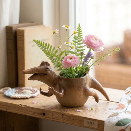 【恐竜図鑑 No.01】スピノサウルスの花入れ（Spinosaurus Dinosaur Ceramic Vase）｜陶芸家 はらかおり