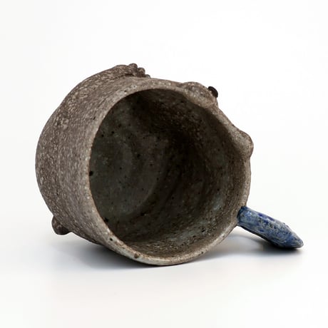 泰木窯｜鮭を片手で持ちあげるクマのマグカップ（炭化焼成）Bear Mug with Salmon Handle