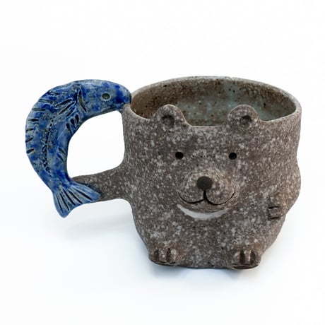 泰木窯｜鮭を片手で持ちあげるクマのマグカップ（炭化焼成）Bear Mug with Salmon Handle