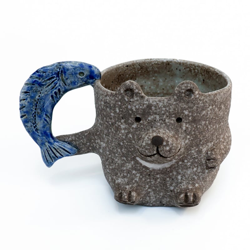泰木窯｜鮭を片手で持ちあげるクマのマグカップ（炭化焼成）Bear Mug