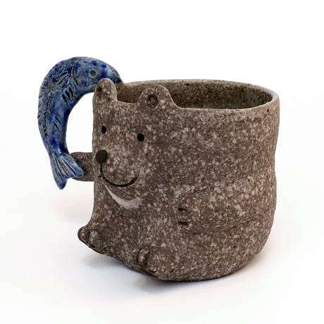 泰木窯｜鮭を片手で持ちあげるクマのマグカップ（炭化焼成）Bear Mug with Salmon Handle