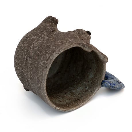 泰木窯｜鮭を片手で持ちあげるクマのマグカップ（炭化焼成）Bear Mug with Salmon Handle