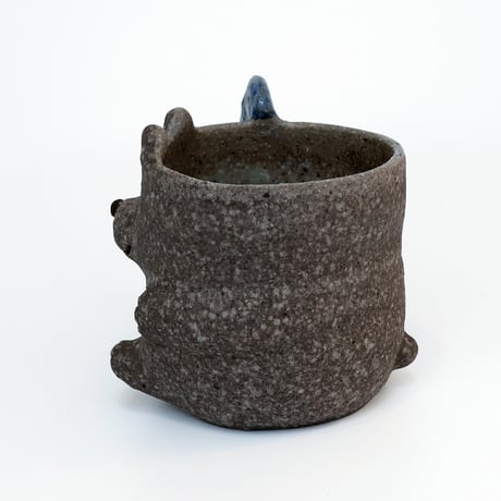 泰木窯｜鮭を片手で持ちあげるクマのマグカップ（炭化焼成）Bear Mug with Salmon Handle