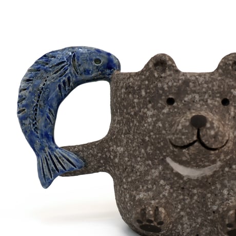 泰木窯｜鮭を片手で持ちあげるクマのマグカップ（炭化焼成）Bear Mug with Salmon Handle