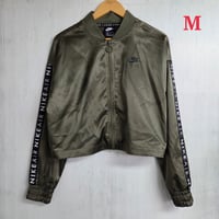 Y1215 NIKE　ナイロンジャケット　レディース