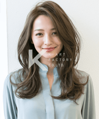 サイド流しセミロングの透明感レイヤーヘア