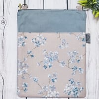 身軽にお出かけ！サコッシュSH217☆ブルーグレーの花☆スマホがさっと取り出せる！軽量仕様
