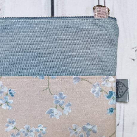 身軽にお出かけ！サコッシュSH217☆ブルーグレーの花☆スマホがさっと取り出せる！軽量仕様