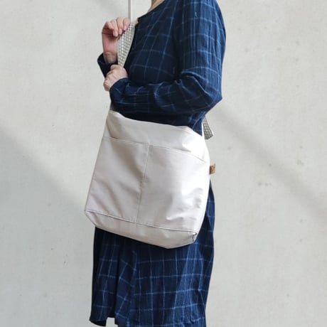 水筒が縦に入る！☆大きいバッグは持ちたくないけど荷物も入れたくて～☆スクエアバッグSS02ダンガリー生成り☆肩掛け・斜め掛け2way