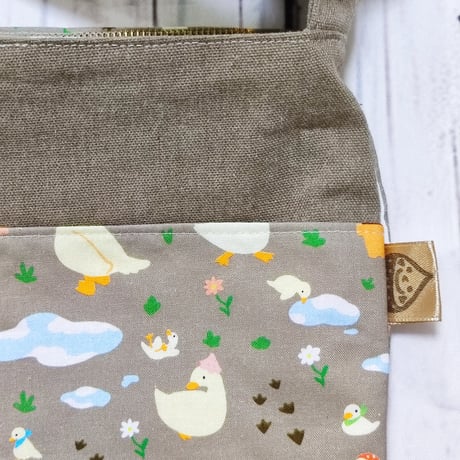 水筒が縦に入る！☆大きいバッグは持ちたくないけど荷物も入れたくて～☆スクエアバッグSS04Noraにわあそび★ひよこ☆肩掛け・斜め掛け2way