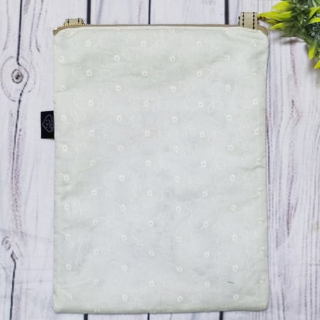 身軽にお出かけ！サコッシュSH213☆刺繍オフホワイト☆スマホがさっと取り出せる！軽量仕様