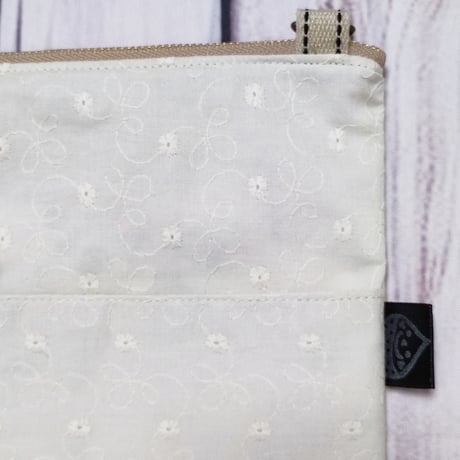 身軽にお出かけ！サコッシュSH213☆刺繍オフホワイト☆スマホがさっと取り出せる！軽量仕様
