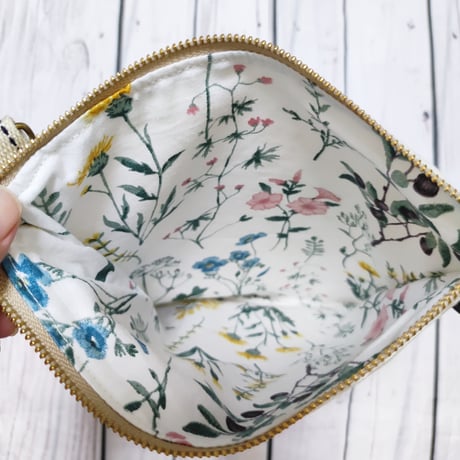 身軽にお出かけ！サコッシュSH213☆刺繍オフホワイト☆スマホがさっと取り出せる！軽量仕様