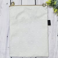 身軽にお出かけ！サコッシュSH213☆刺繍オフホワイト☆スマホがさっと取り出せる！軽量仕様