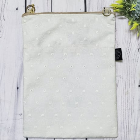 身軽にお出かけ！サコッシュSH213☆刺繍オフホワイト☆スマホがさっと取り出せる！軽量仕様