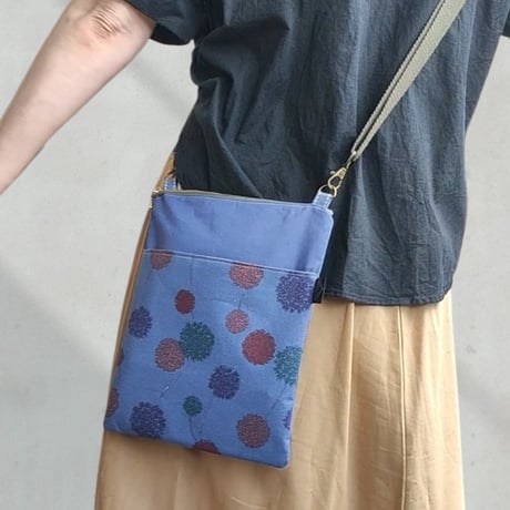 身軽にお出かけ！サコッシュSH216☆ポンポン小枝☆スマホがさっと取り出せる！軽量仕様