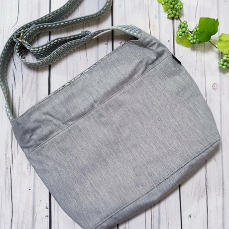 水筒が縦に入る！☆大きいバッグは持ちたくないけど荷物も入れたくて～☆スクエアバッグSS06竺グレー☆肩掛け・斜め掛け2way