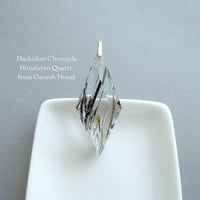 角閃石入り / ガネーシュヒマール産 ヒマラヤ水晶 菱形カット ペンダントトップ [pt-3093]