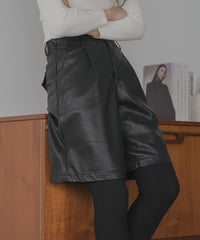 ウェストタックエコレザーハーフパンツ