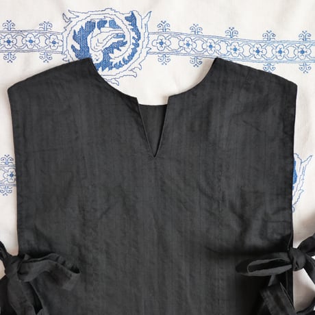 canvas ribbon vest < black >