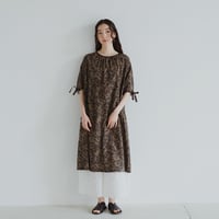 袖口ドローコード付き ストレートシルエットのサマーロングワンピース