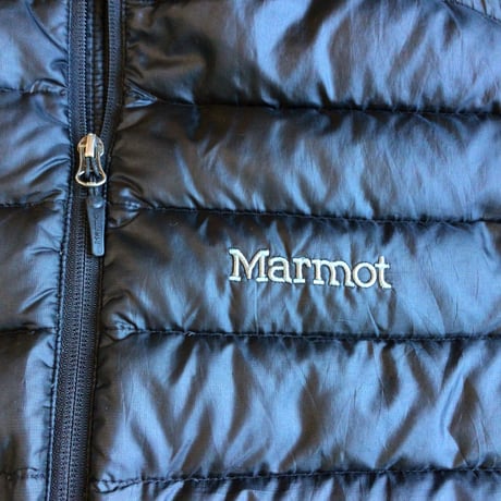 【Marmot】 700FILL ダウンベスト ブラック 表記M マーモット ワンポイントロゴ 刺繍入り