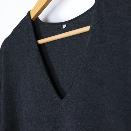Euro Vintage V-Neck Knit 1980-90s.