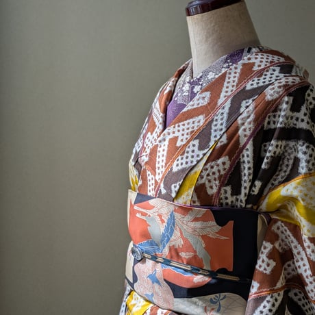 豆千代コレクション】袷長着★銘仙・卍・まんじ・吉祥文様・モダン・黒・山吹色ラインがアクセント♪★身丈152・裄丈64.5・袖丈56.5・前幅23
