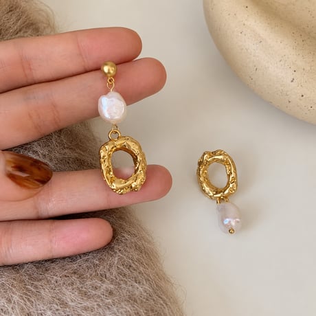 asymmetric pearl gold hoop earrings　SH1139
