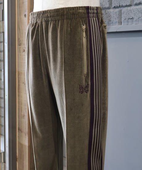 〈NEEDLES〉Narrow Track Pant - C/PE Velour / Taupe
