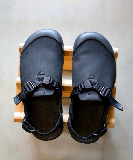 再入荷〈BEDROCK SANDALS〉Mountain Clog Synthetic Suede / Pinecone, Black