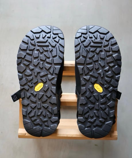 再入荷〈BEDROCK SANDALS〉Mountain Clog Synthetic Suede / Pinecone, Black