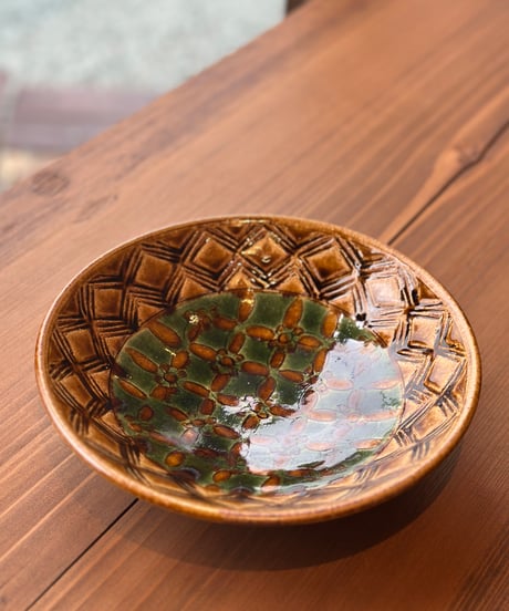 岡本芳久 刻文浅鉢 飴釉 1