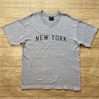「MV SPORT(エムブイ スポーツ)」NEW YORK ニューヨーク 杢グレー アーチ プリント Tシャツ [2001003]