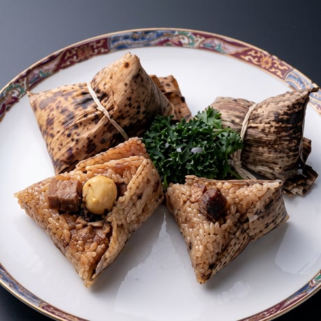 【0013】肉粽子（ルーツォンズ）竹の皮で包んだ栗・豚角煮入りモチ米チマキ（100g×5個入り）／㈱ヤムチャ・フーズ・サプライ