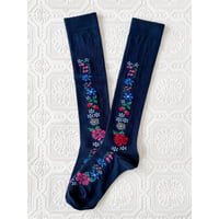 Kikucönia＊Muhu刺繍柄ニーソックス【Navy】