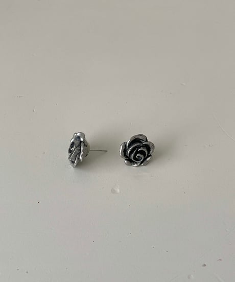 アンティークローズピアス